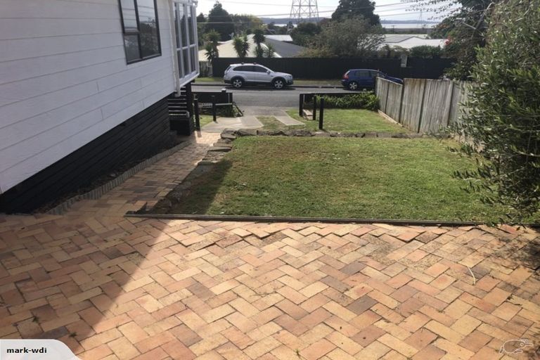 Photo of property in 15 Wakeling Avenue, Te Atatu South, Auckland, 0610