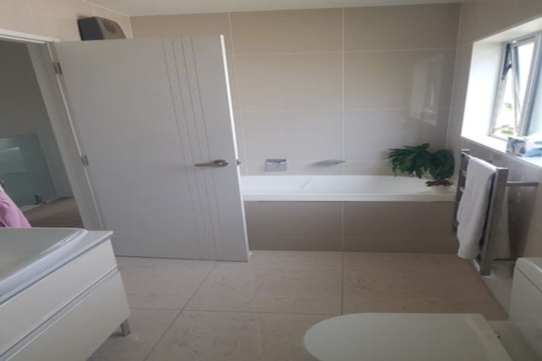 Photo of property in 44 Corricvale Way, Northcross, Auckland, 0630