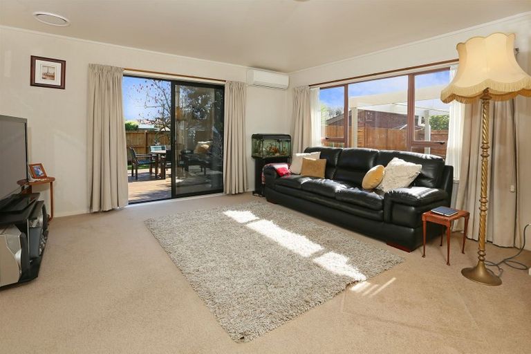 Photo of property in 2/3 Papatahi Place, Henderson, Auckland, 0610