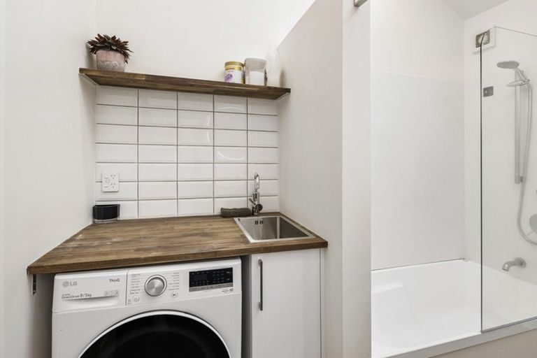 Photo of property in 18 Apu Crescent, Lyall Bay, Wellington, 6022