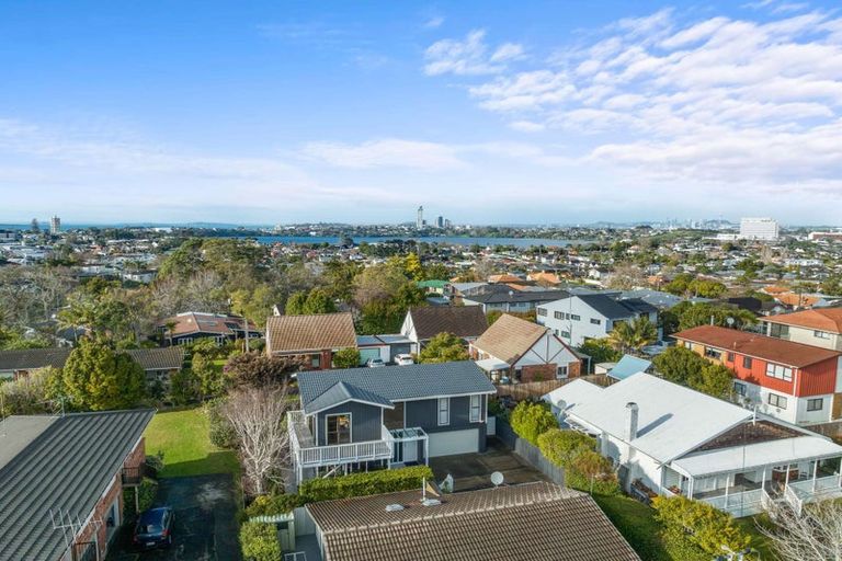 Photo of property in 2/12 Stanley Avenue, Milford, Auckland, 0620