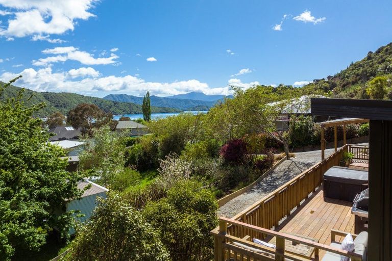 Photo of property in 30 Waimarama Street, Waikawa, Picton, 7220