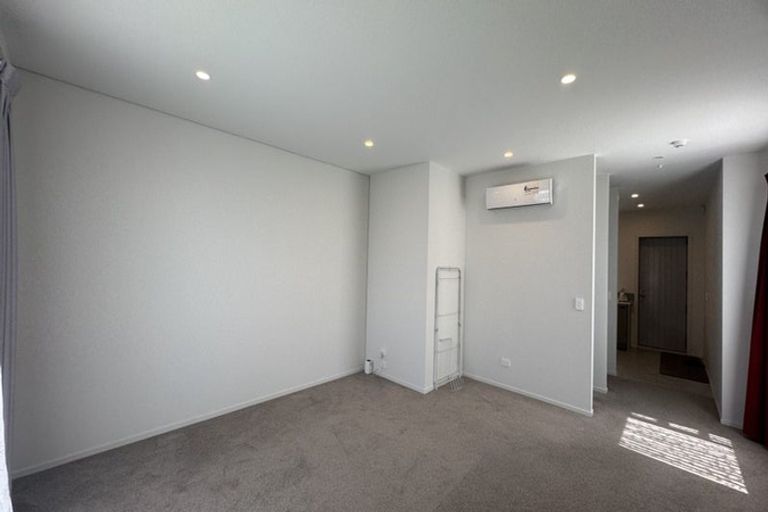 Photo of property in 21 Wharetana Crescent, New Lynn, Auckland, 0600