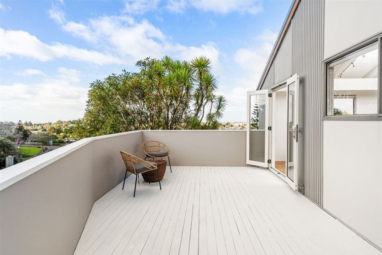 Photo of property in 17 Noeleen Street, Glenfield, Auckland, 0629