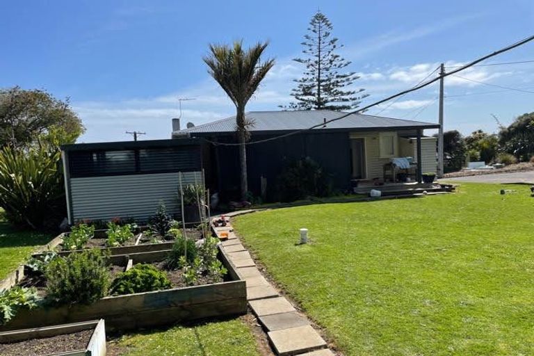 Photo of property in 10 Domain Crescent, Muriwai, Waimauku, 0881