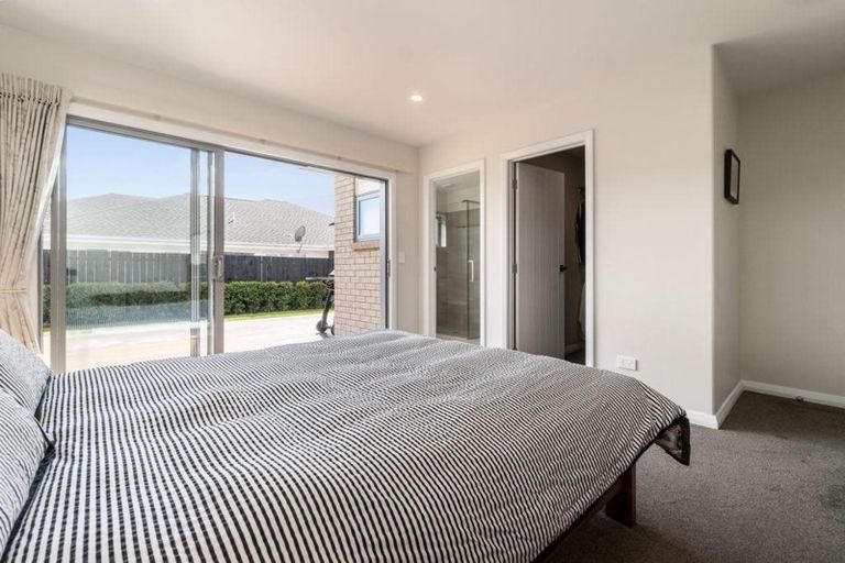 Photo of property in 8 Eric Farley Drive, Kumeu, 0810