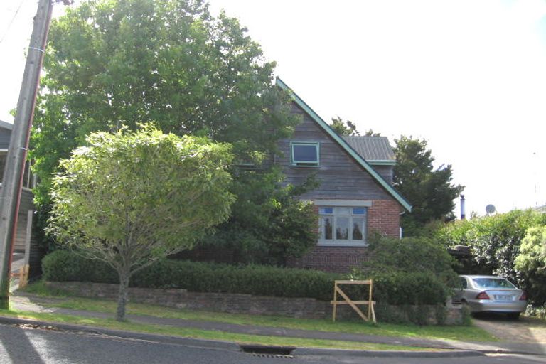 Photo of property in 30 Le Roy Terrace, Birkenhead, Auckland, 0626