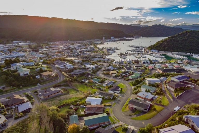 Photo of property in 25 Seaview Crescent, Picton, 7220