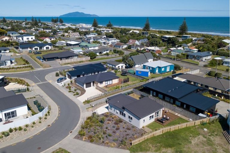 Photo of property in 5 Seagrass Place, Otaki Beach, Otaki, 5512
