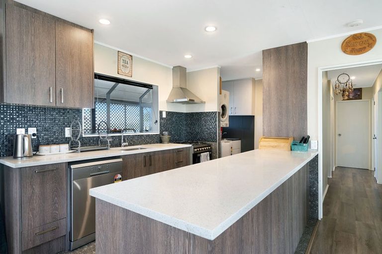 Photo of property in 1 Riesling Place, Henderson, Auckland, 0612