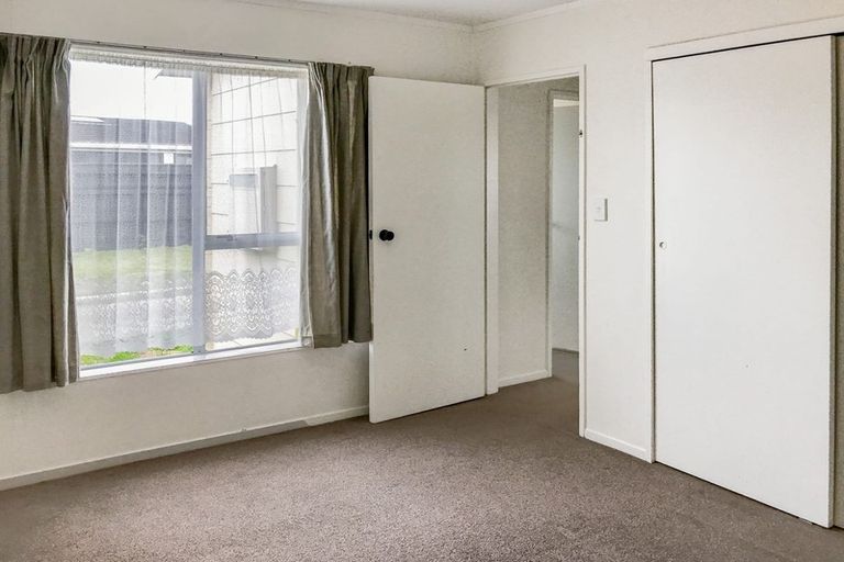Photo of property in 15a Bayswater Place, Newlands, Wellington, 6037