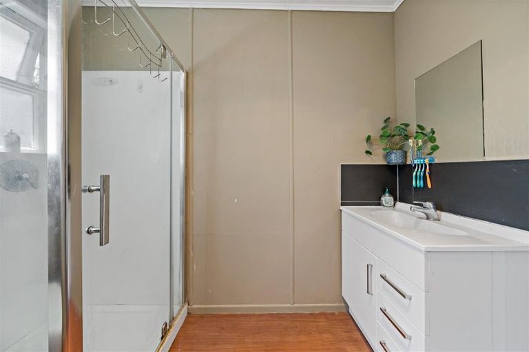 Photo of property in 63 Hepburn Road, Glendene, Auckland, 0602