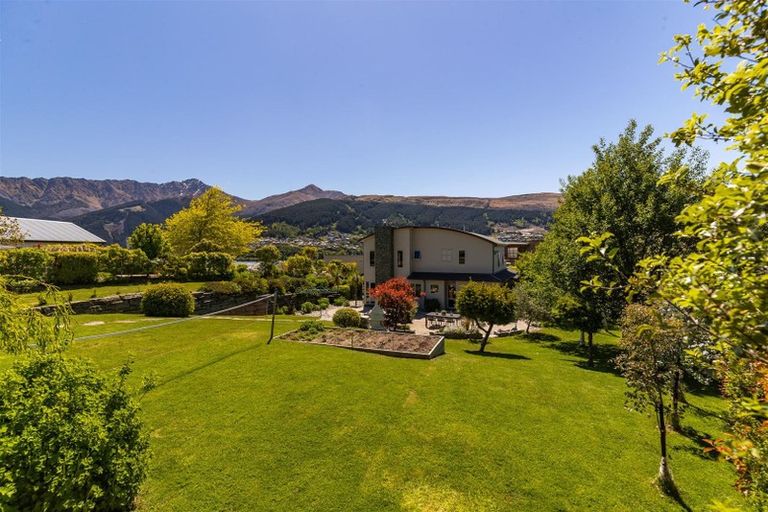Photo of property in 14 Milward Place, Kelvin Heights, Queenstown, 9300