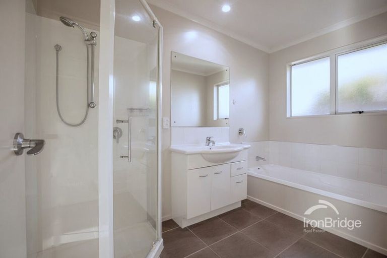 Photo of property in 31 Mcewen Crescent, Riverstone Terraces, Upper Hutt, 5018