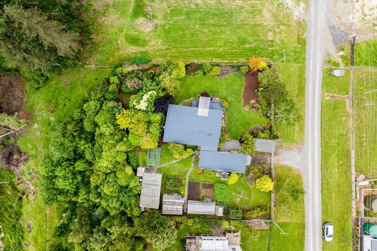 Photo of property in 31 Lake View Street, Waihola, Milton, 9073