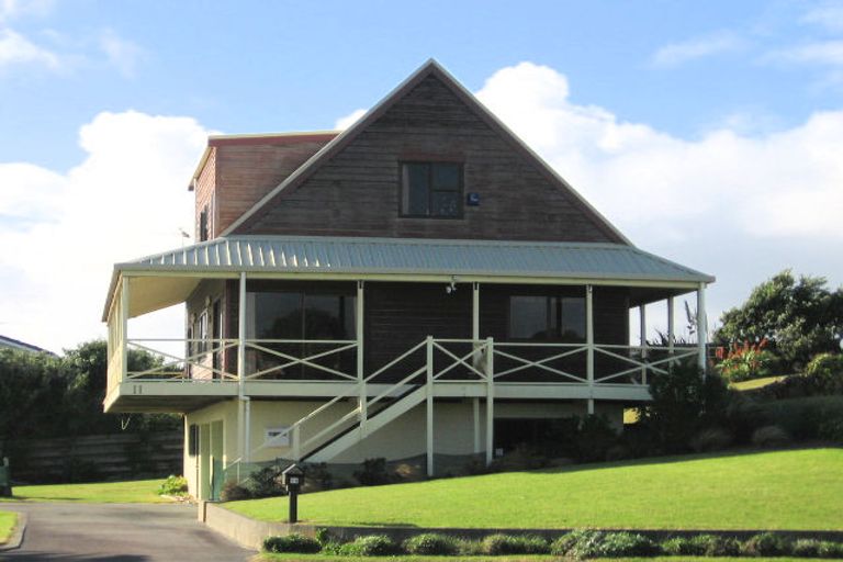 Photo of property in 11 Waiheke Street, Waikanae Beach, Waikanae, 5036