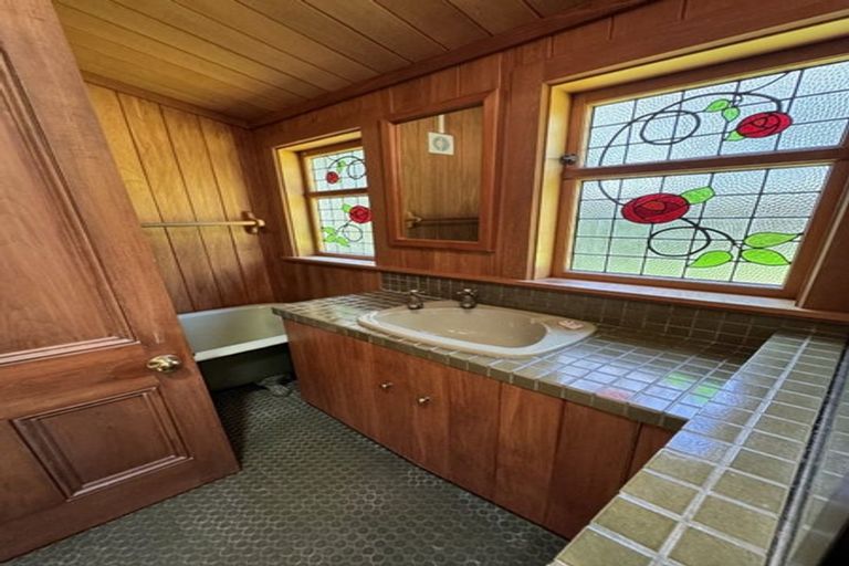 Photo of property in 905 West Coast Road, Waiatarua, Auckland, 0604