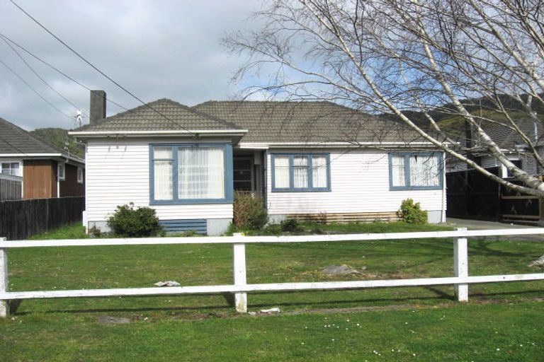 Photo of property in 28 Hinau Grove, Wainuiomata, Lower Hutt, 5014