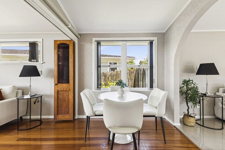 Photo of property in 61 Beechdale Crescent, Pakuranga Heights, Auckland, 2010