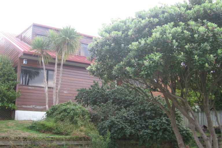 Photo of property in 15 Cobar Close, Maupuia, Wellington, 6022