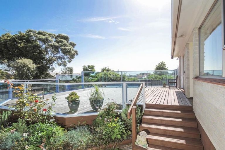 Photo of property in 2/3 Cezanne Place, New Lynn, Auckland, 0600
