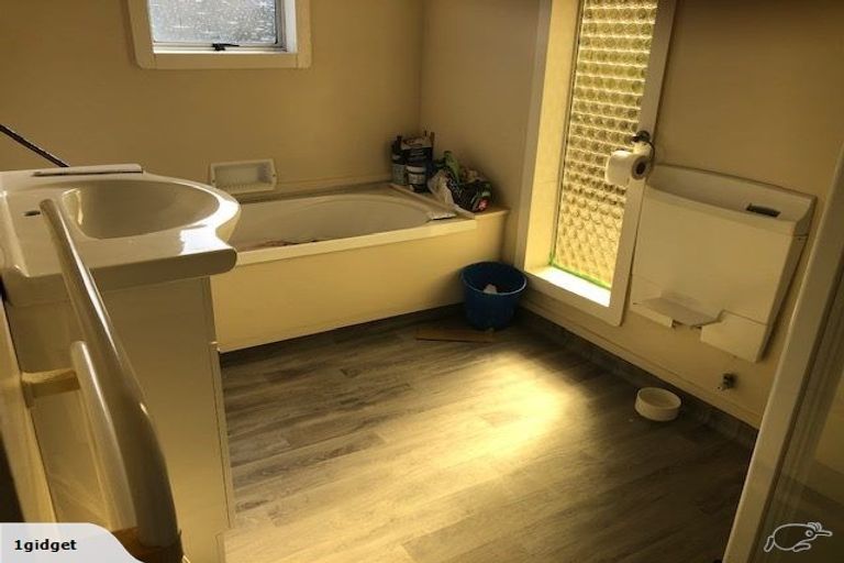 Photo of property in 10 Black Rock Road, Newlands, Wellington, 6037