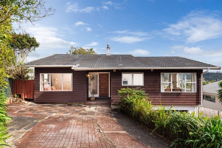 Photo of property in 358 Glenfield Road, Glenfield, Auckland, 0629