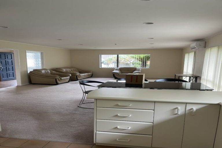 Photo of property in 2/212 Te Atatu Road, Te Atatu South, Auckland, 0610