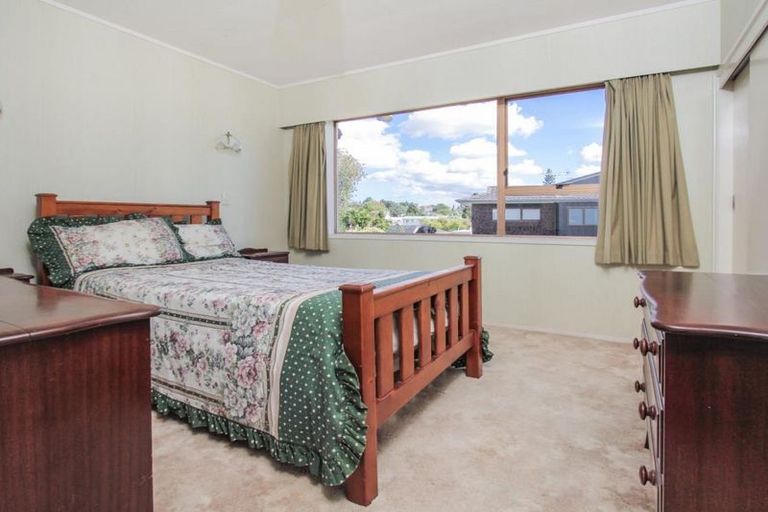 Photo of property in 2/3 Cezanne Place, New Lynn, Auckland, 0600
