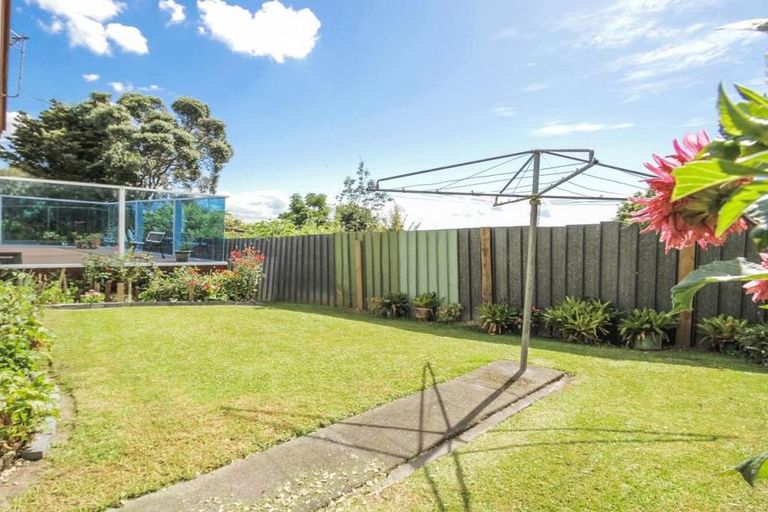 Photo of property in 2/3 Cezanne Place, New Lynn, Auckland, 0600