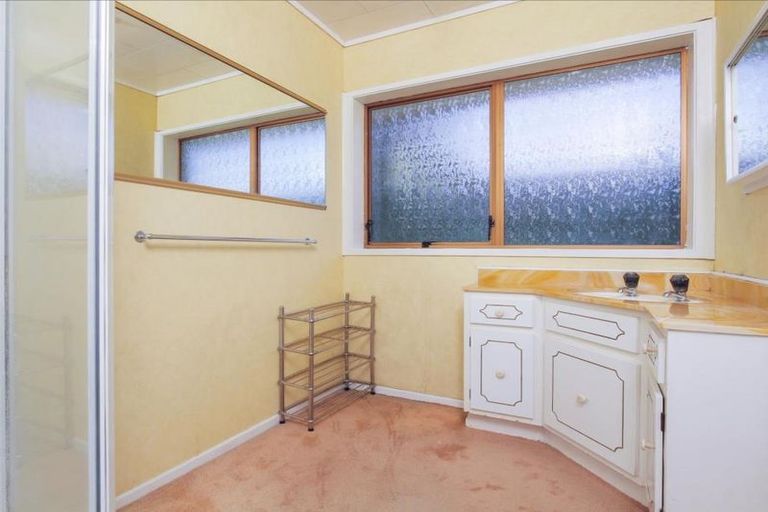 Photo of property in 2/3 Cezanne Place, New Lynn, Auckland, 0600