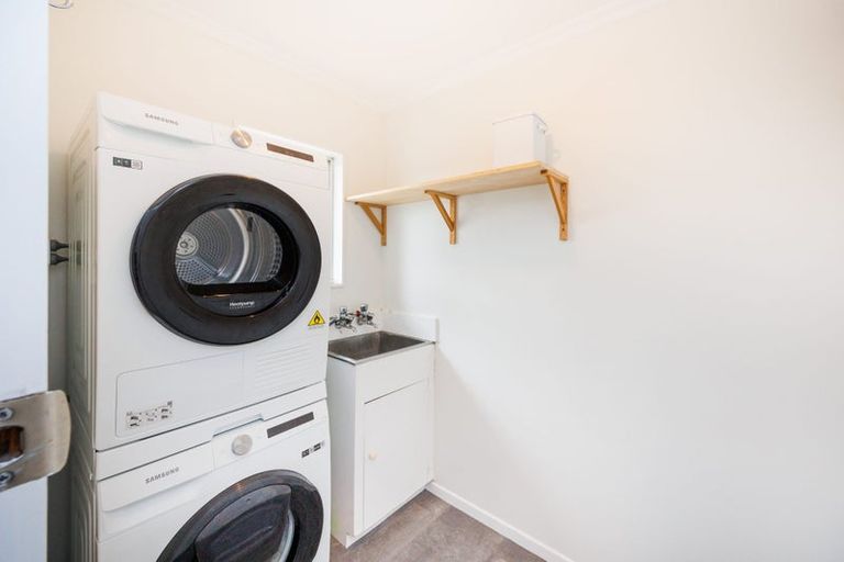 Photo of property in 9 Lyndale Place, Kelvin Grove, Palmerston North, 4414