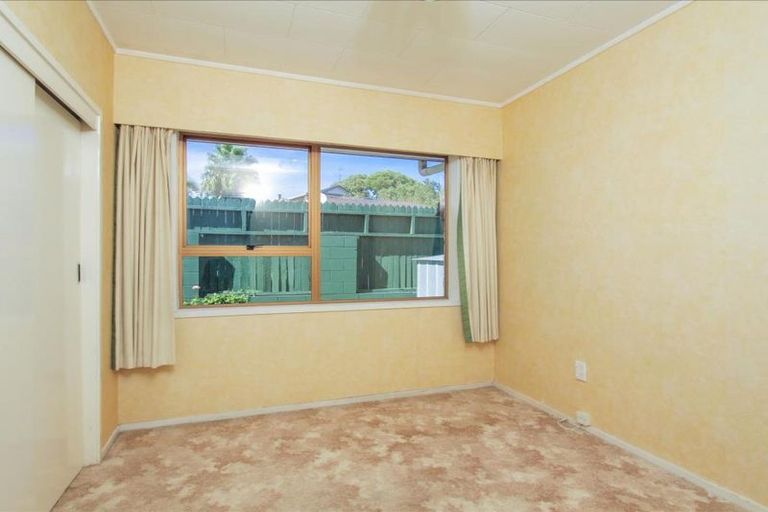 Photo of property in 2/3 Cezanne Place, New Lynn, Auckland, 0600