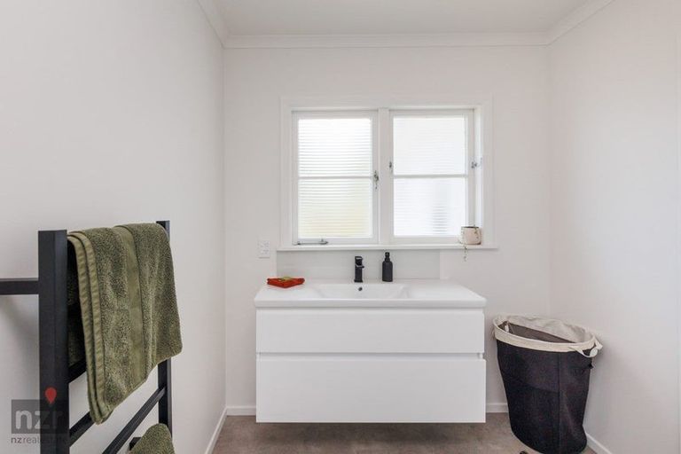 Photo of property in 100 Hastings Street, Halcombe, 4779