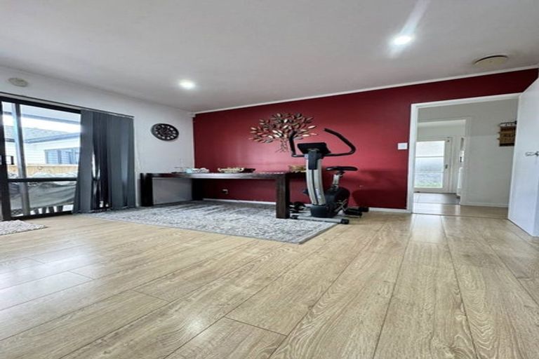 Photo of property in 100 Everglade Drive, Totara Heights, Auckland, 2105