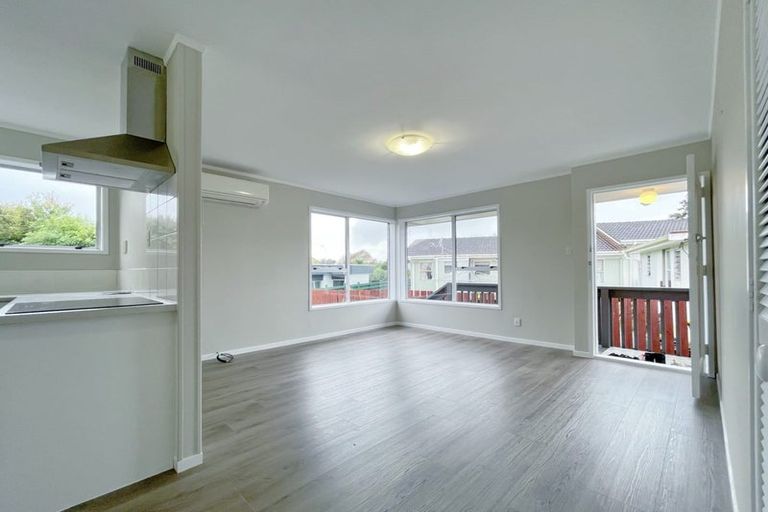 Photo of property in 2/82 Moore Street, Hillcrest, Auckland, 0627