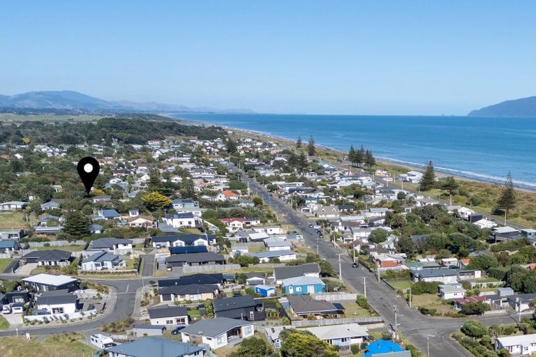 Photo of property in 14b Toi Street, Otaki Beach, Otaki, 5512