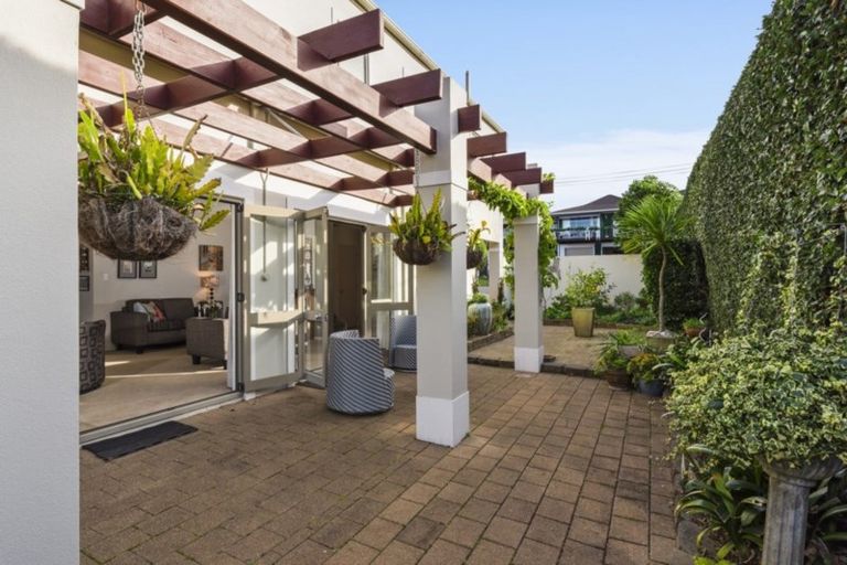 Photo of property in 2/64 Onewa Road, Northcote, Auckland, 0627