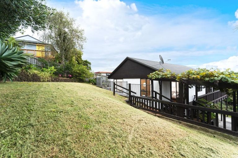 Photo of property in 2/28 Exeter Place, Unsworth Heights, Auckland, 0632