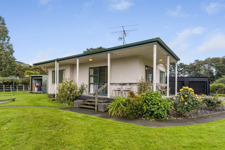 Photo of property in 140 School Road, Te Horo, Otaki, 5582