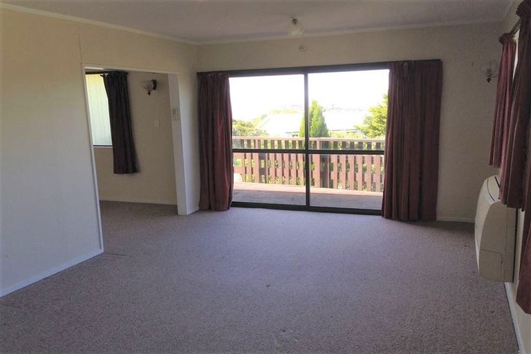 Photo of property in 19 Ladbrooke Drive, Newlands, Wellington, 6037