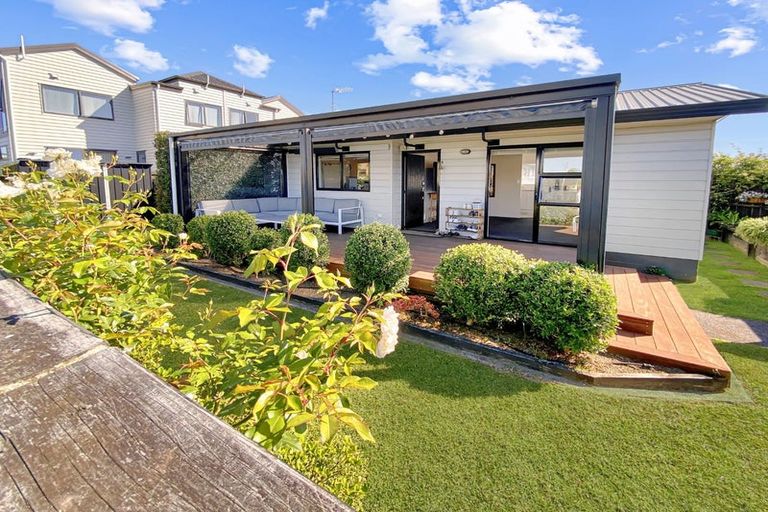Photo of property in 19a Akoranga Drive, Northcote, Auckland, 0627