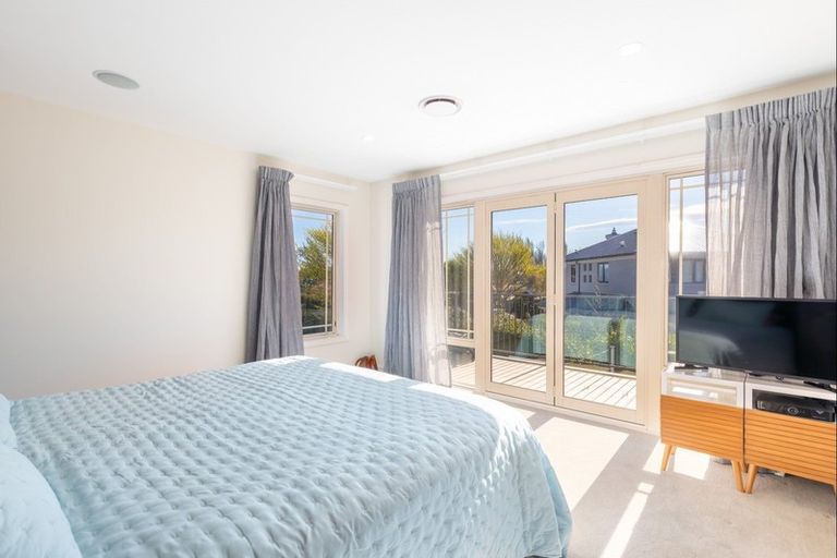 Photo of property in 33 Lewisham Park, St Albans, Christchurch, 8052