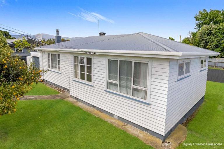 Photo of property in 15 Mako Mako Road, Levin, 5510