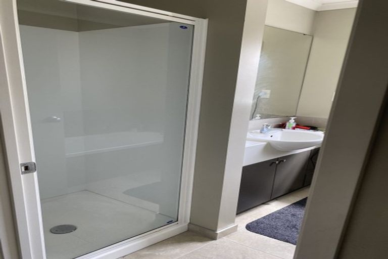 Photo of property in 4 Vicente Place, Oteha, Auckland, 0632