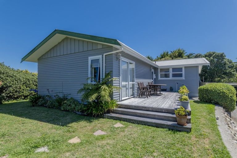 Photo of property in 686 Waikawa Beach Road, Waikawa Beach, Levin, 5573