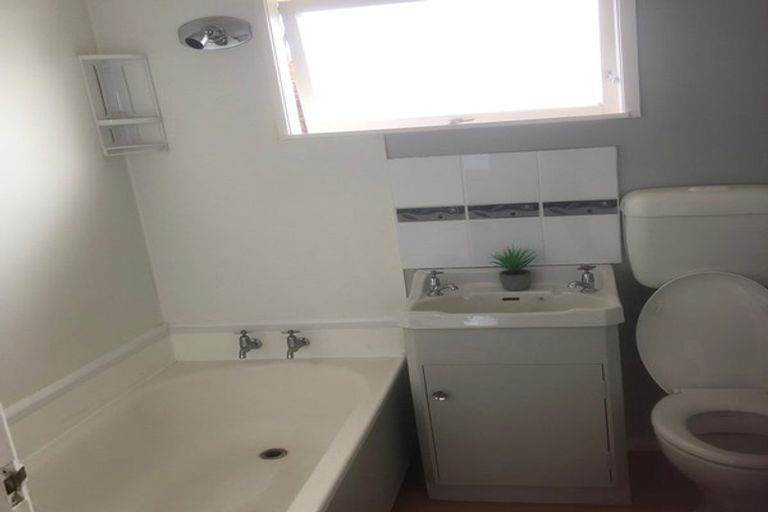 Photo of property in 2/13 Dakota Avenue, Beach Haven, Auckland, 0626