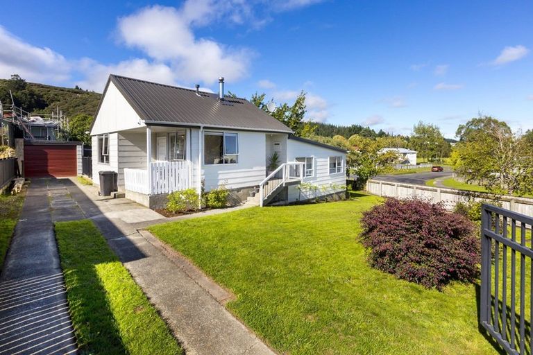 Photo of property in 15 Edelweiss Grove, Timberlea, Upper Hutt, 5018