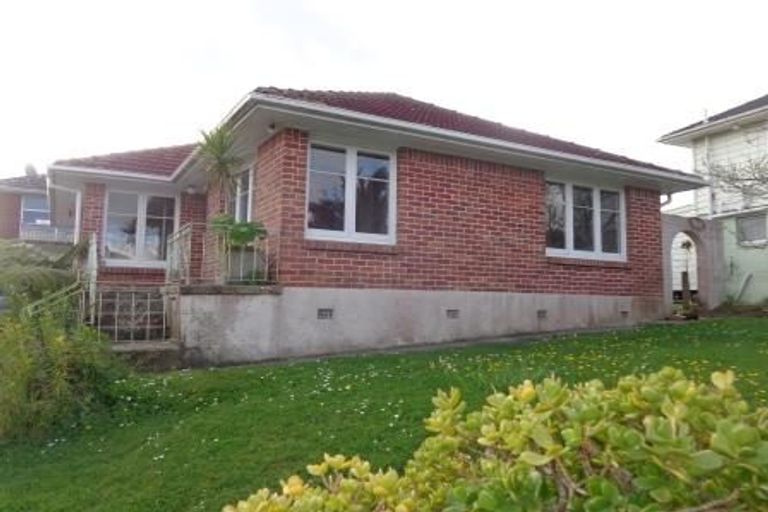 Photo of property in 11 Essex Street, Te Atatu South, Auckland, 0610