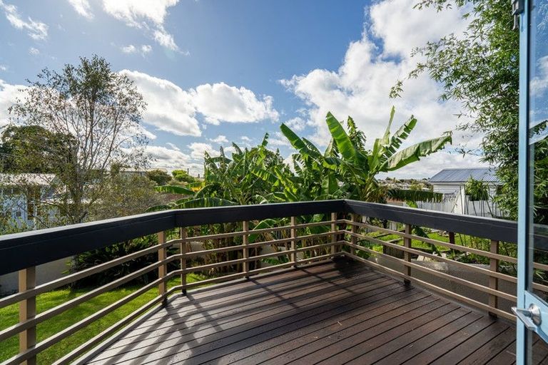 Photo of property in 11 Wilmington Place, Forrest Hill, Auckland, 0620